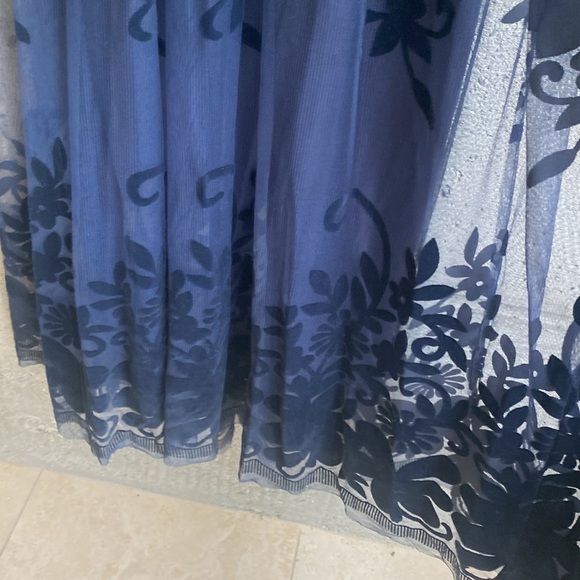 Simon’s Flocked Velvet Dress - Picture 8 of 11